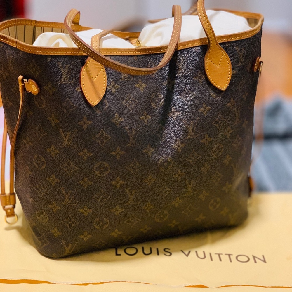 Lv Monogram neverful mm 18” wide x 12” tall.